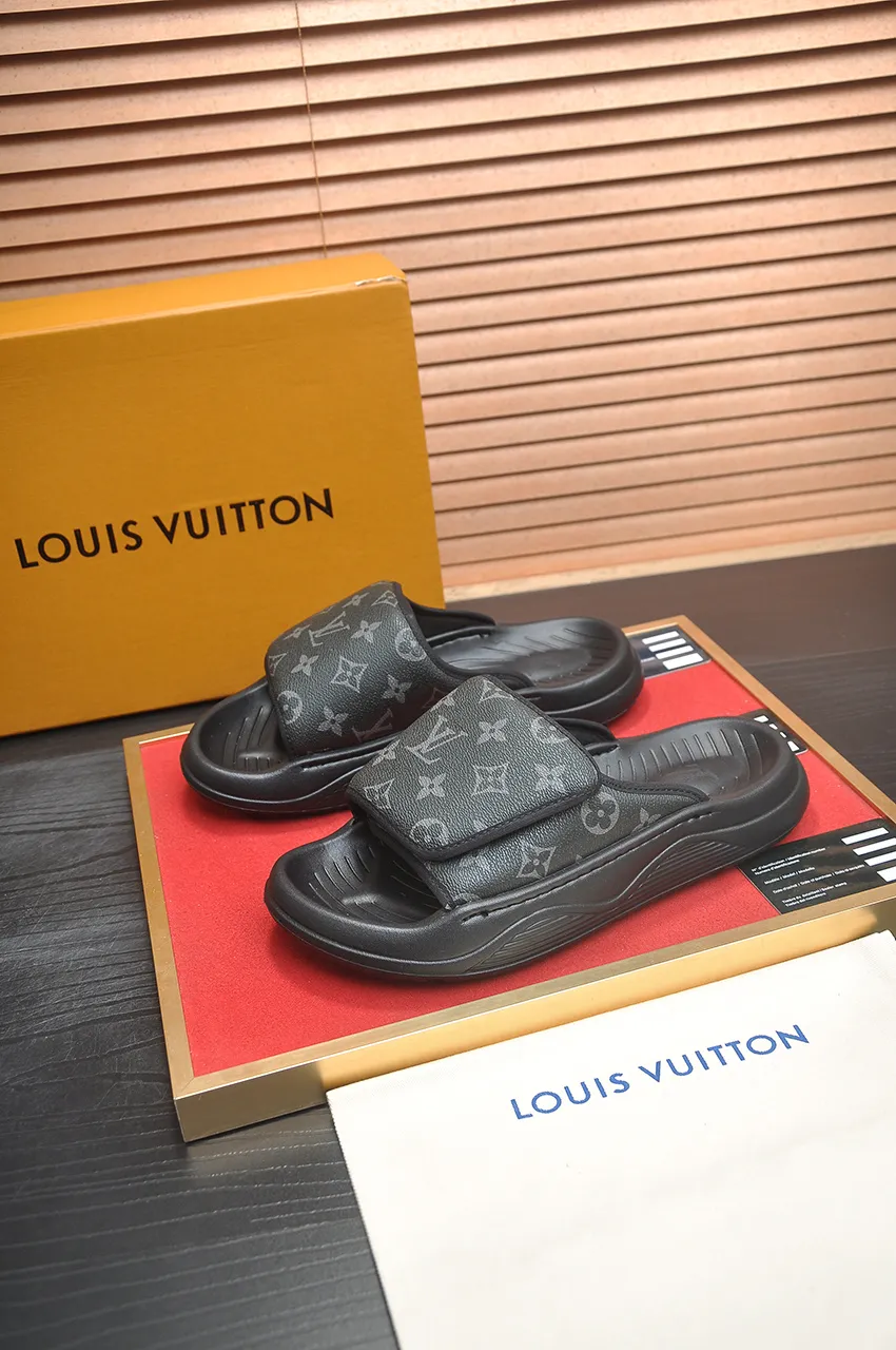 Men's men's shoes 💰340💶 [Louis Vuitton LV slippers] (high-end cowhide) counter 1:1 fashion style, a must-have for summer! The designer used LV’s iconic outsole. The original simple slippers instantly become fashionable! The upper is made of flexible special cowhide leather straps alternately, and the workmanship is exquisite! A must-have for stylish men in summer, size 38-45 (45 customized)
